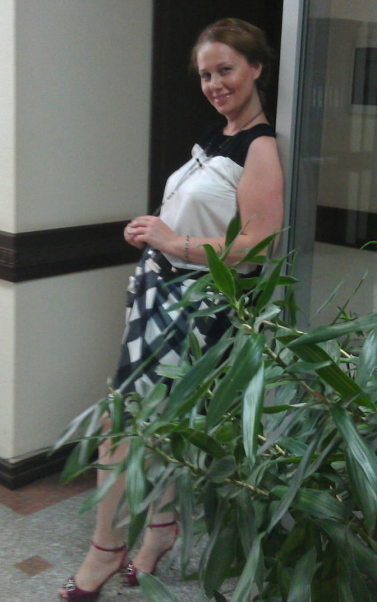 A beautiful, elegant woman poses sexily in the nude. – photo 4