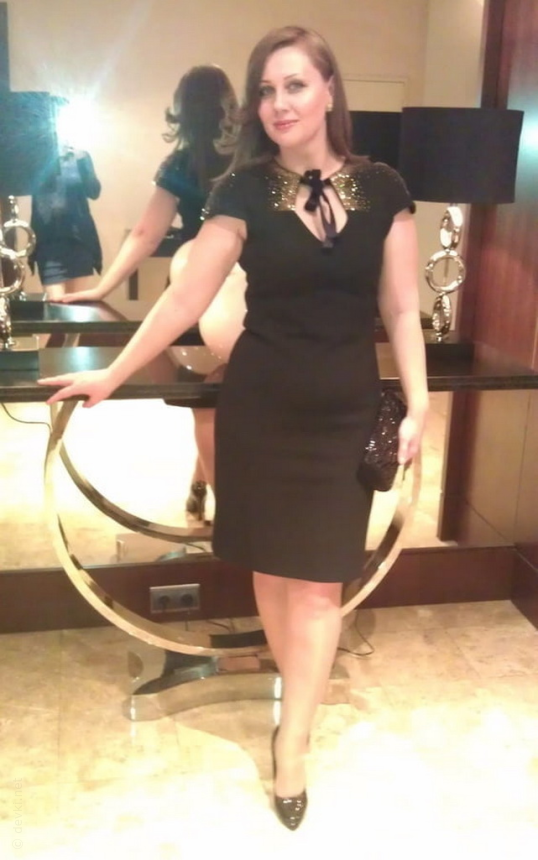 Фото Красивая элегантная женщина сексуально позирует обнаженной