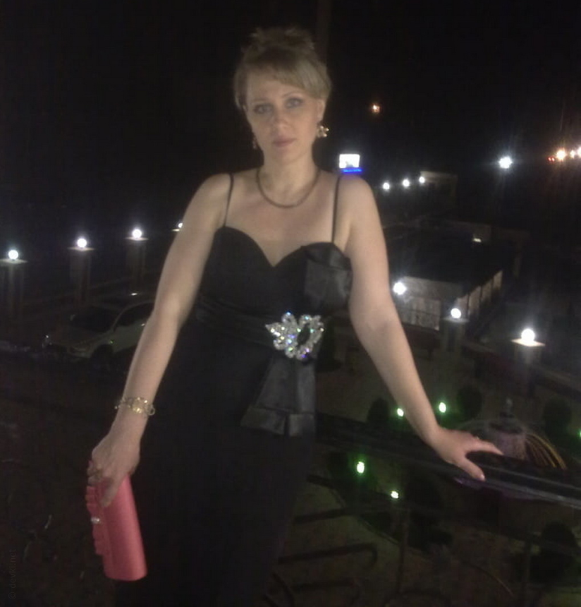 A beautiful, elegant woman poses sexily in the nude. – photo 12