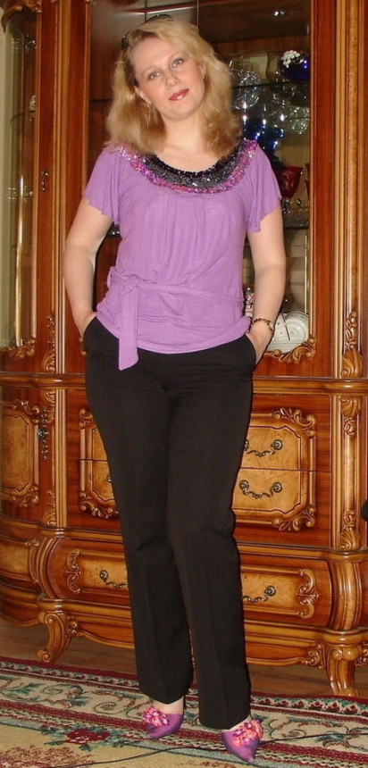 A beautiful, elegant woman poses sexily in the nude. – photo 17