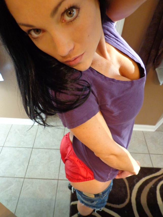 Сексуальная красотка с идеальными формами продолжает радовать своими фотографиями – фото 40