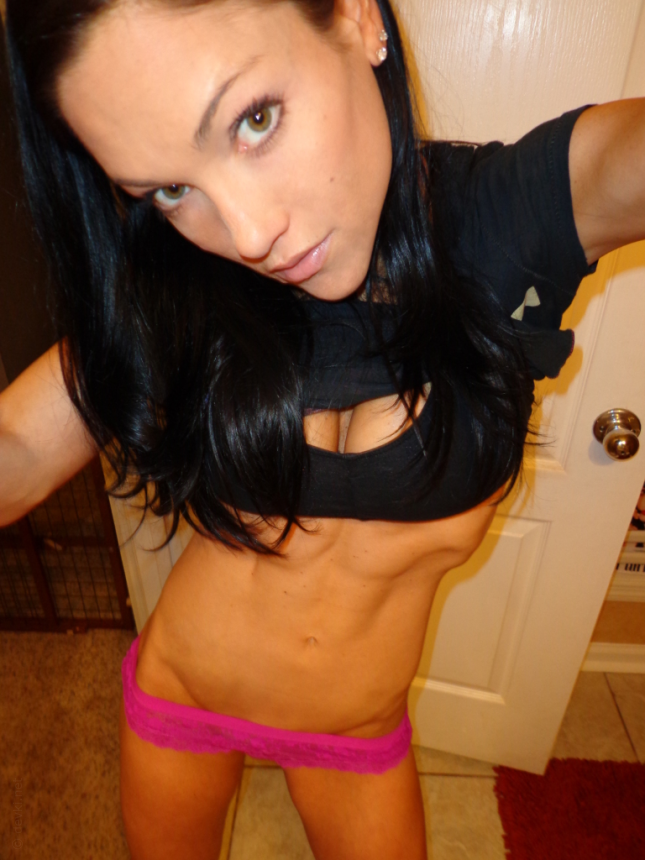 Сексуальная красотка с идеальными формами продолжает радовать своими фотографиями – фото 214