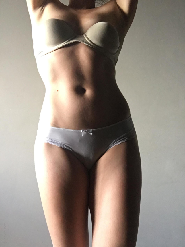 Жена позирует обнажая и демонстрируя своё молодое подтянутое тело – фото 4