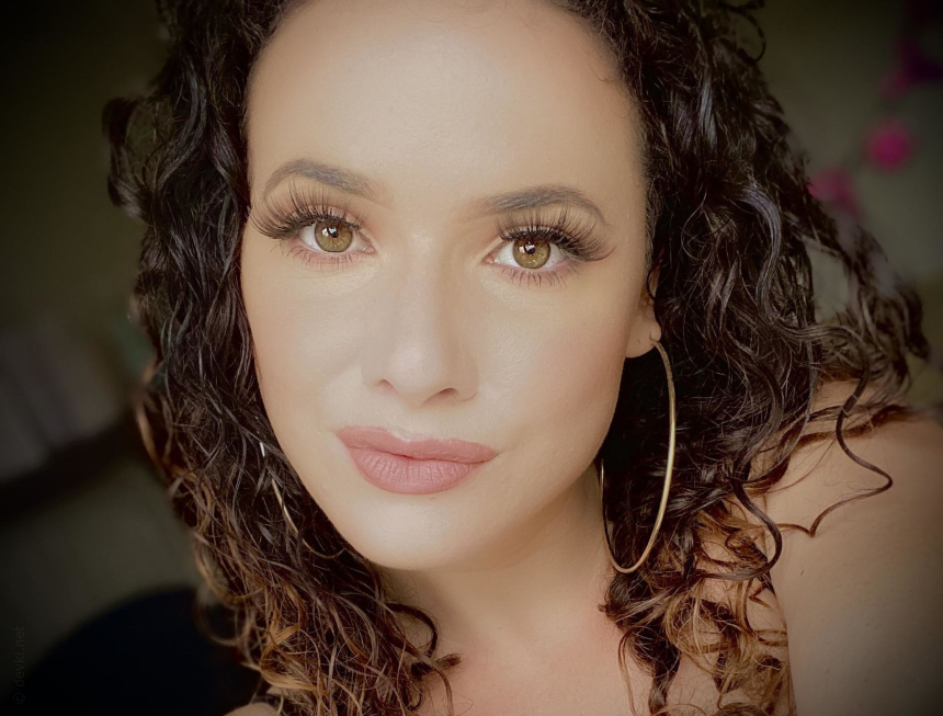 Сексуальная девушка с кудрявыми волосами делает фото сама себя и показывает свое соблазнительное тело – фото 19