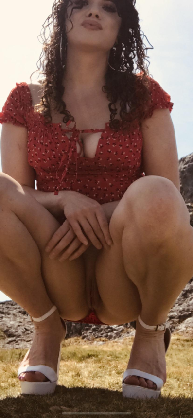 Сексуальная девушка с кудрявыми волосами делает фото сама себя и показывает свое соблазнительное тело – фото 20