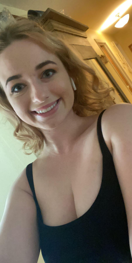 Привлекательная девушка показала свои прелести, снимая себяшки и демонстрируя свои аппетитные формы – фото 7