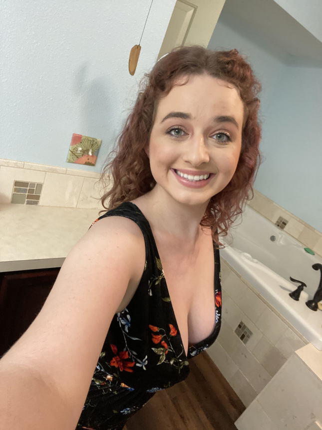 Привлекательная девушка показала свои прелести, снимая себяшки и демонстрируя свои аппетитные формы – фото 17