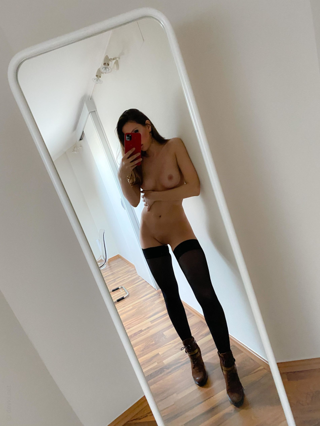 Молодая стройная и привлекательная девушка показывает себя в чулках и туфлях на каблуке – фото 24