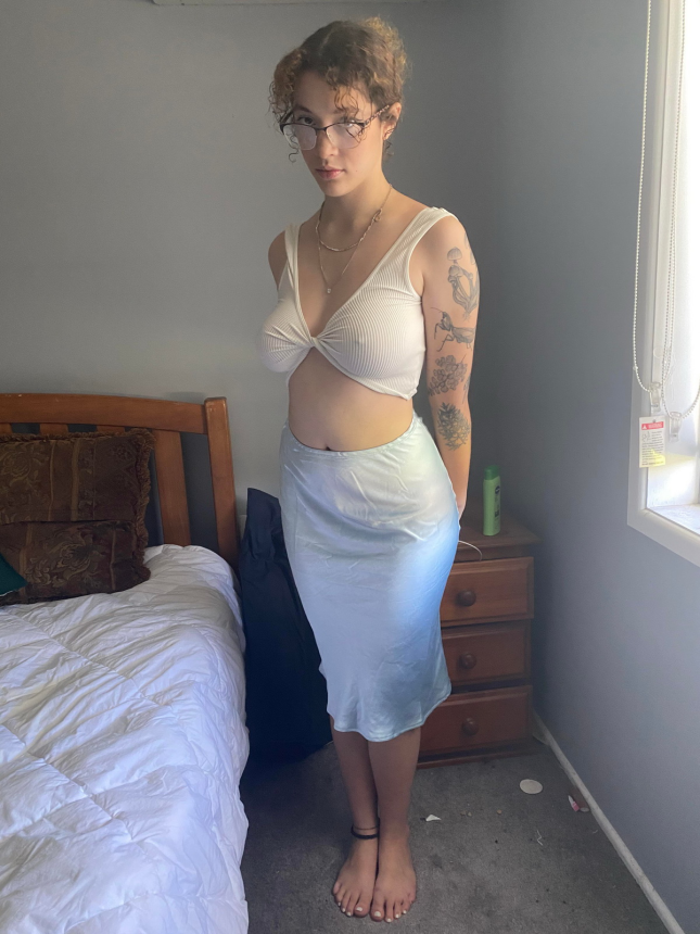 Девушка с обворожительными формами показывает свою сексуальную фигуру и бюст – фото 4