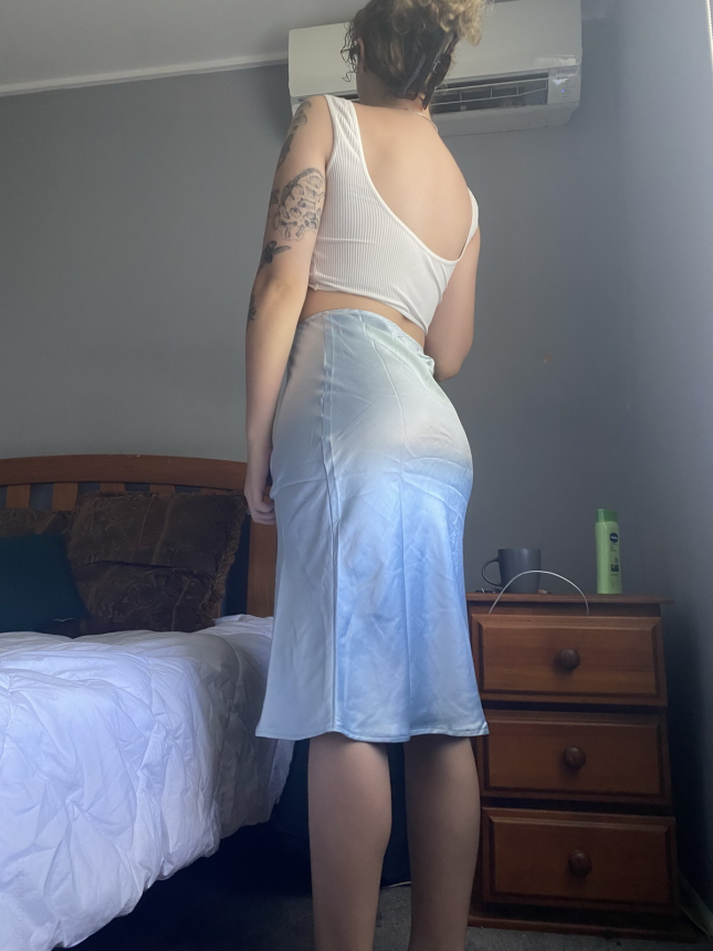 Девушка с обворожительными формами показывает свою сексуальную фигуру и бюст – фото 5