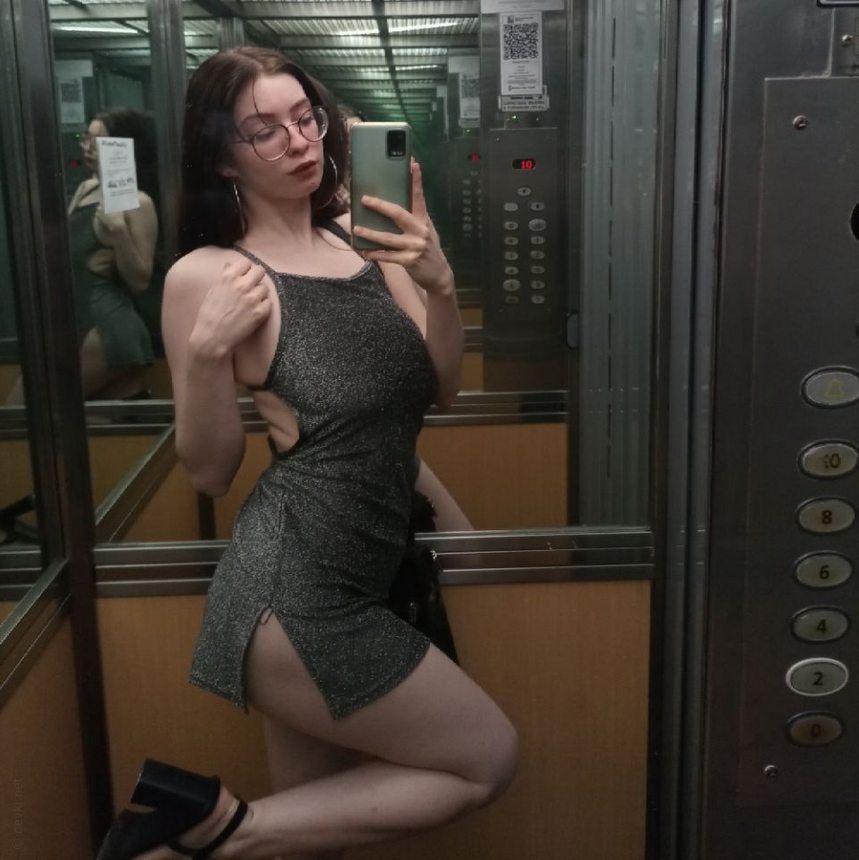 Фото Прекрасное обнаженное тело девушки в очках