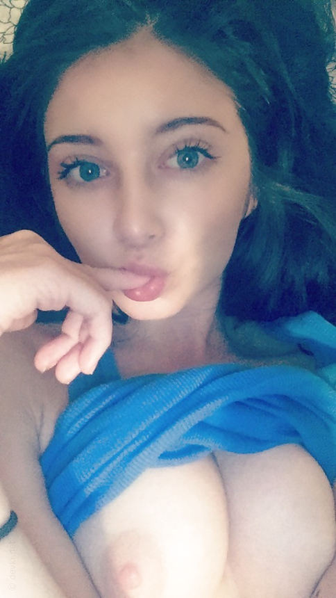 A very cute girl for tender sex is photographed naked. – photo 3