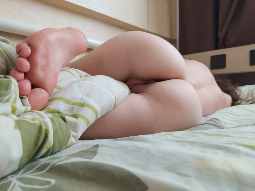 Фотосессия сексуальной стройной девушки, которая откровенно показывает свои интимные части тела – фото 24