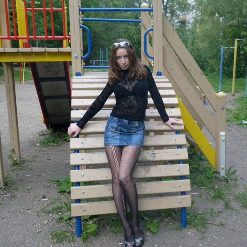 Фото Худенькая и очень откровенная девушка раздевается и показывает своё тело на кровати