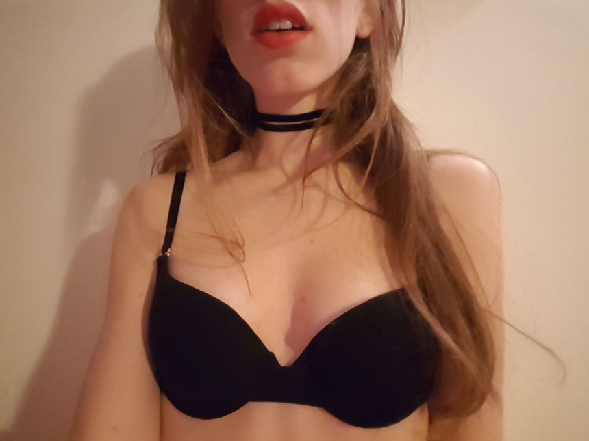 Девушка с хорошей фигурой и красивой внешностью делает фото себя саму у себя дома – фото 2