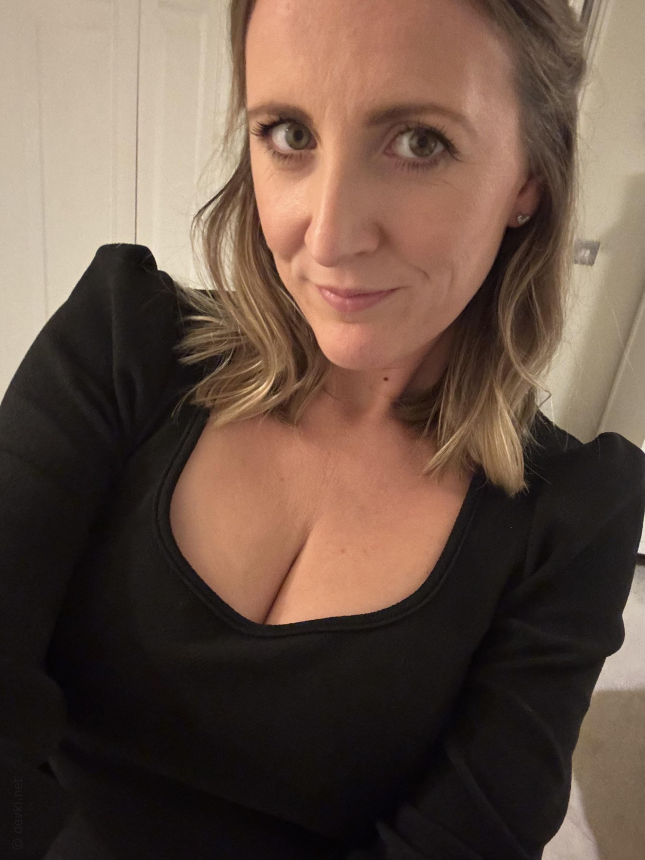 Привлекательная дама делает селфи перед зеркалом, фотографируя свое отражение – фото 18