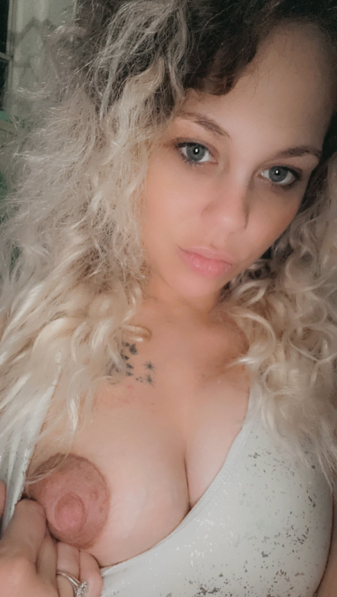 Кучерявая молодая мамка позирует голой показывая свою пизду – фото 18