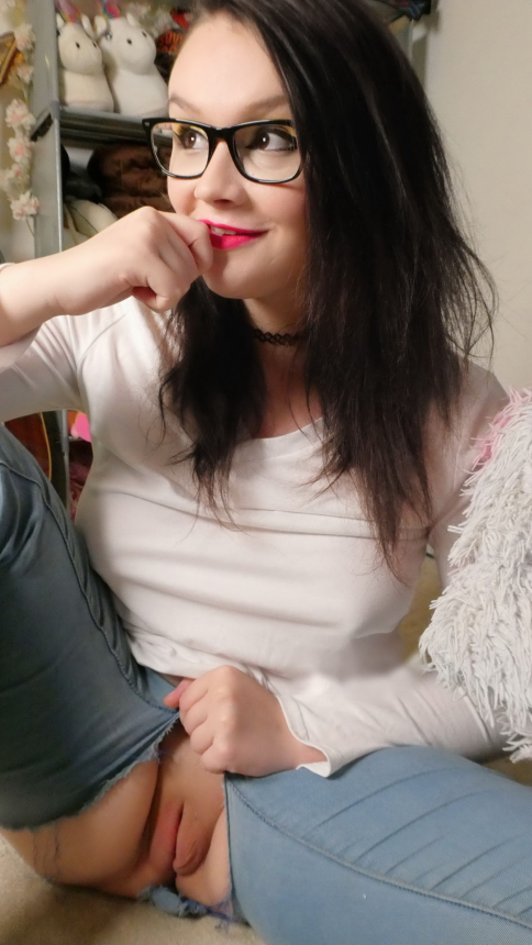 Фото Девушка с темными волосами и округлой попой демонстрирует свою гладко выбритую интимную зону