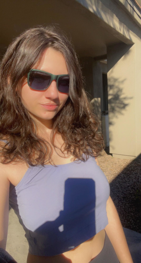 Молодая брюнетка с хорошей фигурой показала свои естественные и сексуально привлекательные груди – фото 19