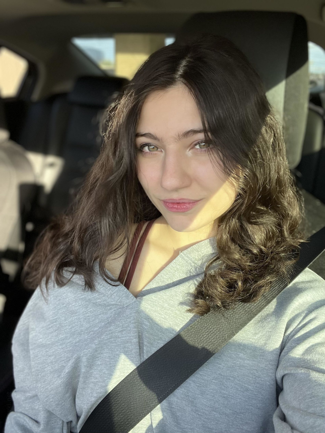 Молодая брюнетка с хорошей фигурой показала свои естественные и сексуально привлекательные груди – фото 29