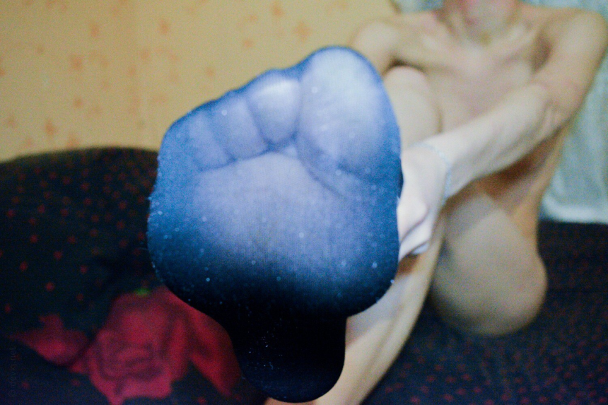 Девушка в черных чулках поучаствовала в фотосессии, показав свою интимную зону – фото 5