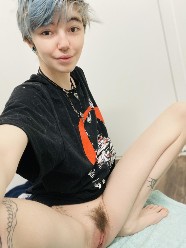 Молодая девушка с татуировками, частные интимные фотографии – фото 25