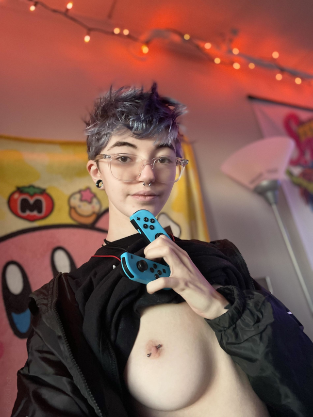 Молодая девушка с татуировками, частные интимные фотографии – фото 30