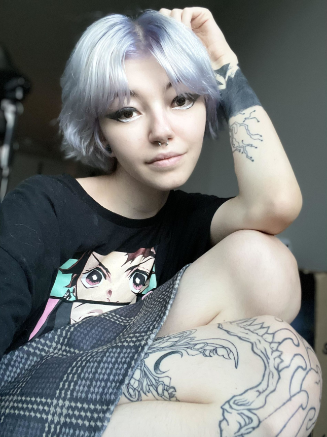 Молодая девушка с татуировками, частные интимные фотографии – фото 38