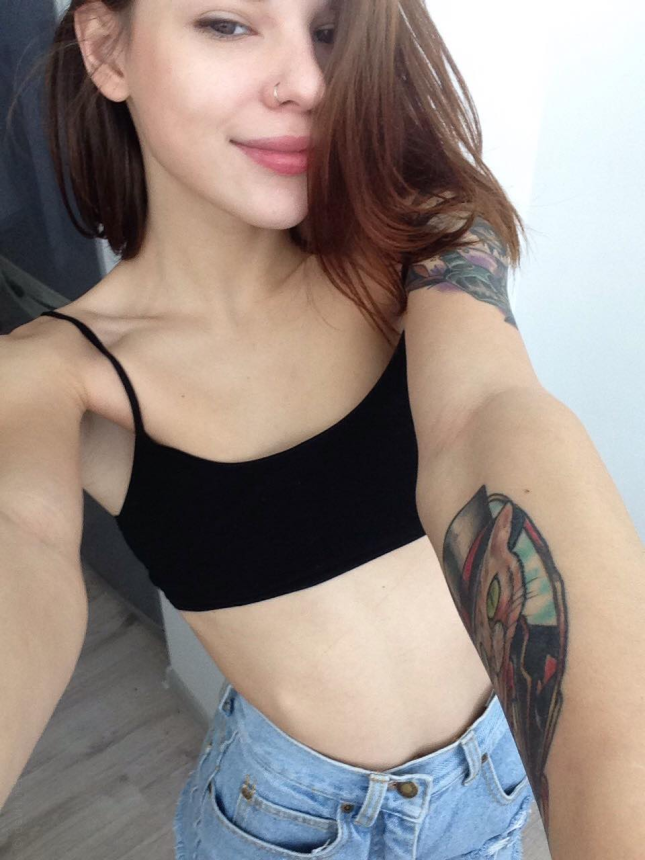 Молодая девушка с татуировками занимается сексом и показывает свои интимные места на порно фотографиях – фото 2