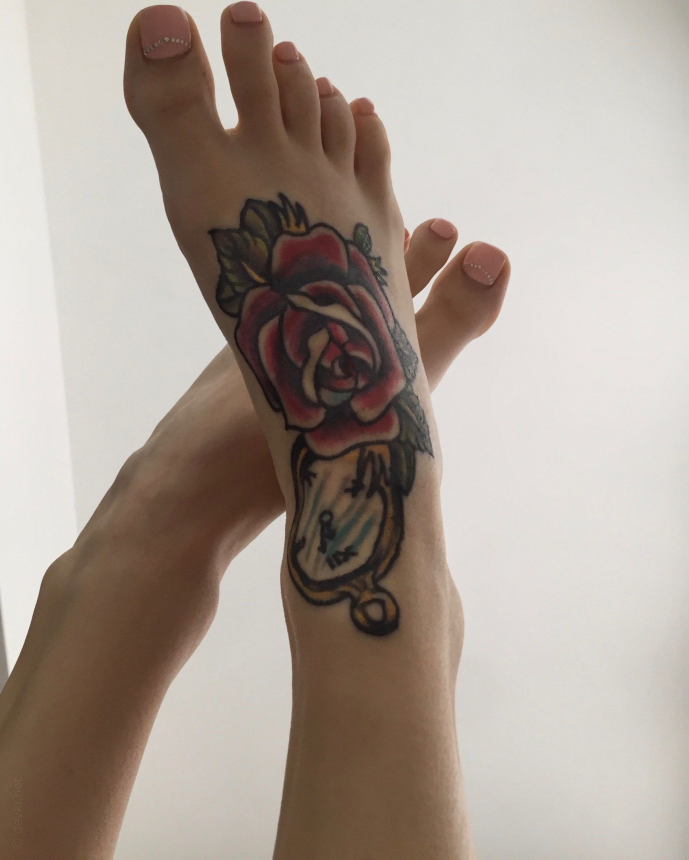 Молодая девушка с татуировками занимается сексом и показывает свои интимные места на порно фотографиях – фото 10