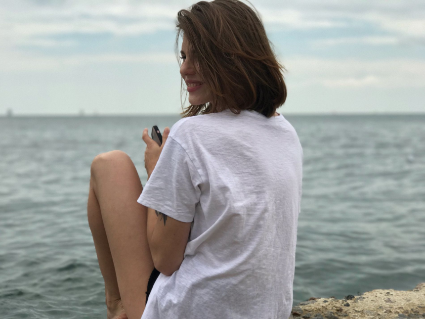 Молодая девушка с татуировками занимается сексом и показывает свои интимные места на порно фотографиях – фото 33