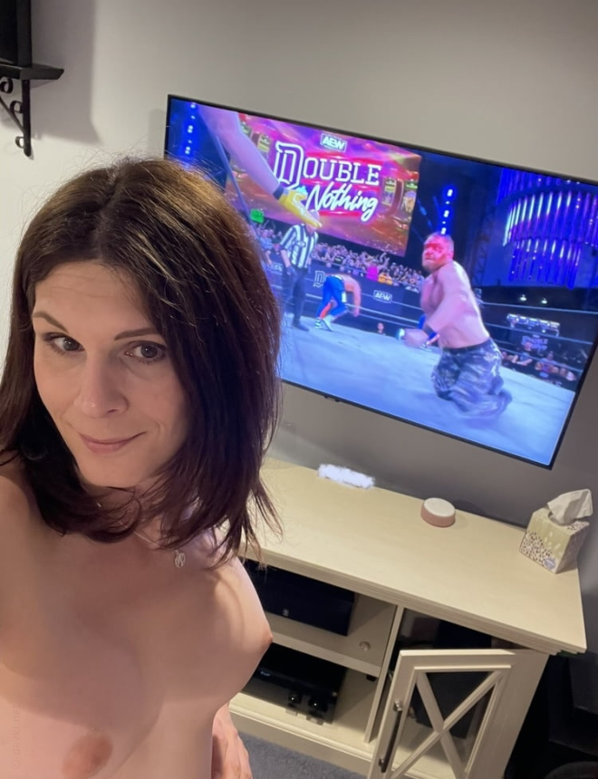 An adult woman shows off her toned figure in different places and at different times. – photo 5