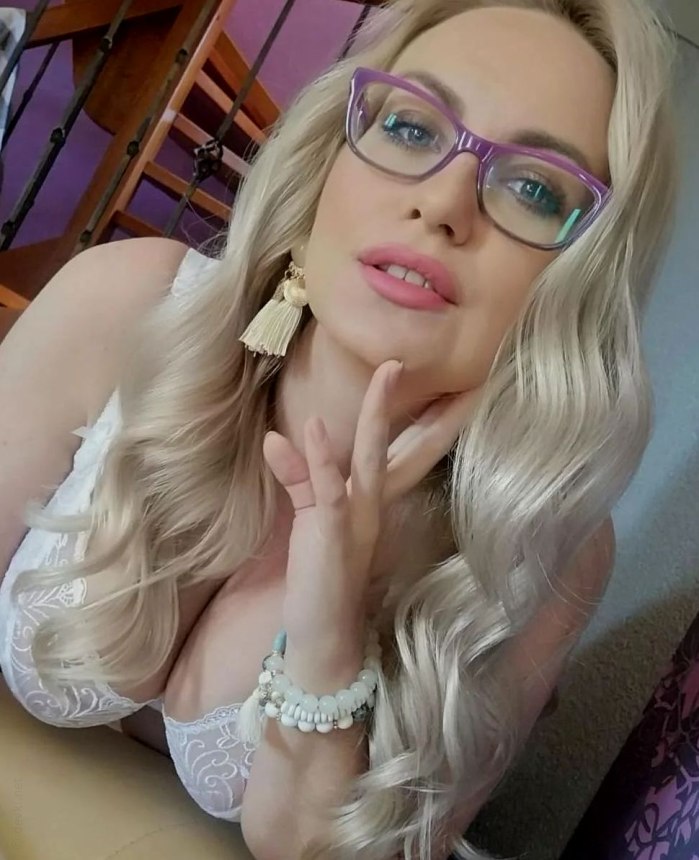 Прекрасная дама фотографируется без одежды – фото 2