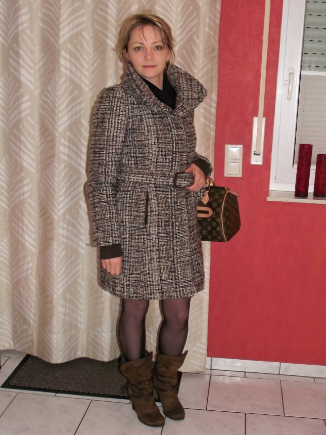 Красивая женщина во время ночной прогулки без трусиков – фото 2