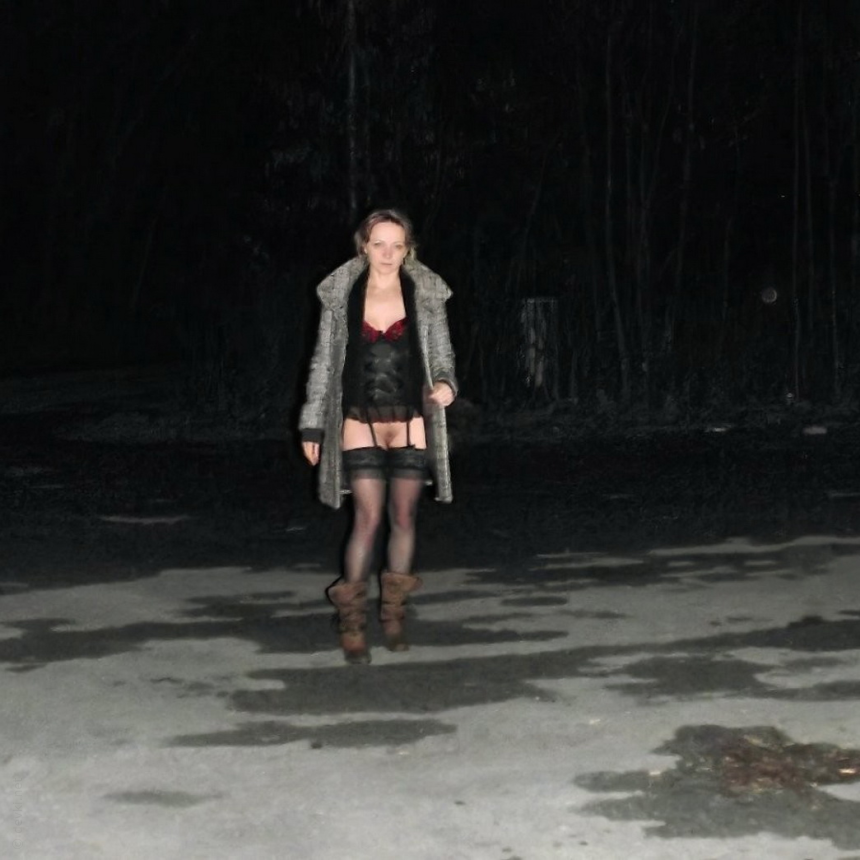 Красивая женщина во время ночной прогулки без трусиков – фото 3