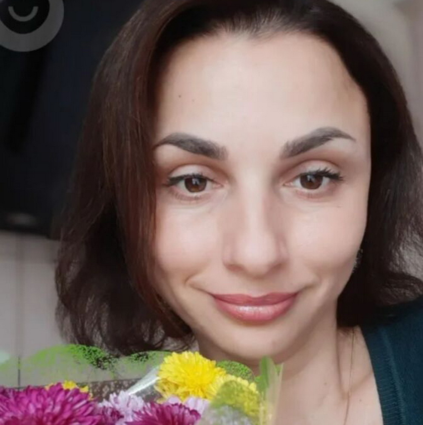 Фото Женщина без лифчика фотографируется в автомобиле