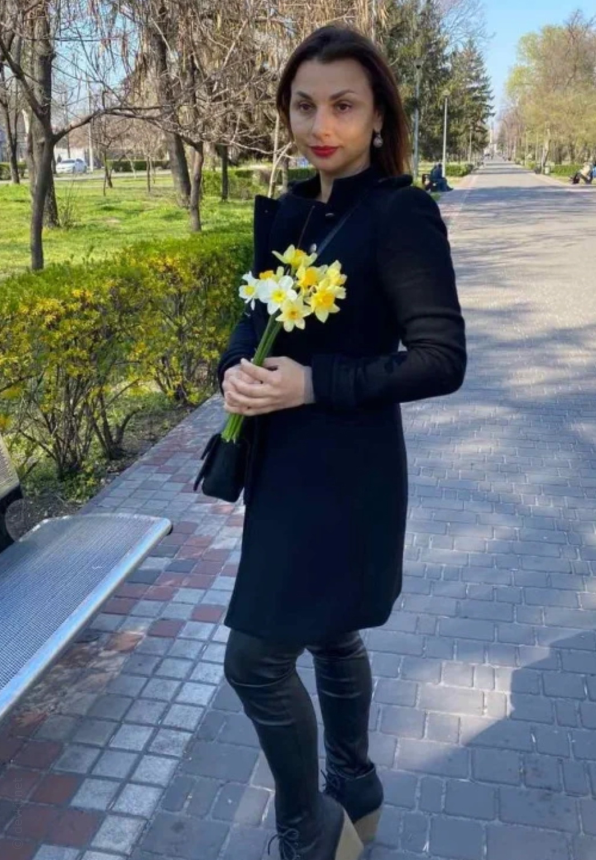 Женщина без лифчика фотографируется в автомобиле – фото 2