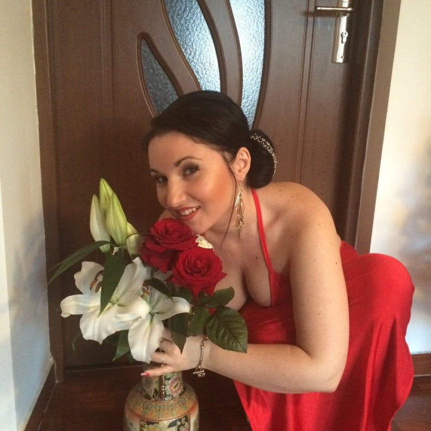 Женщина в новогоднем костюме показывает стриптиз – фото 5