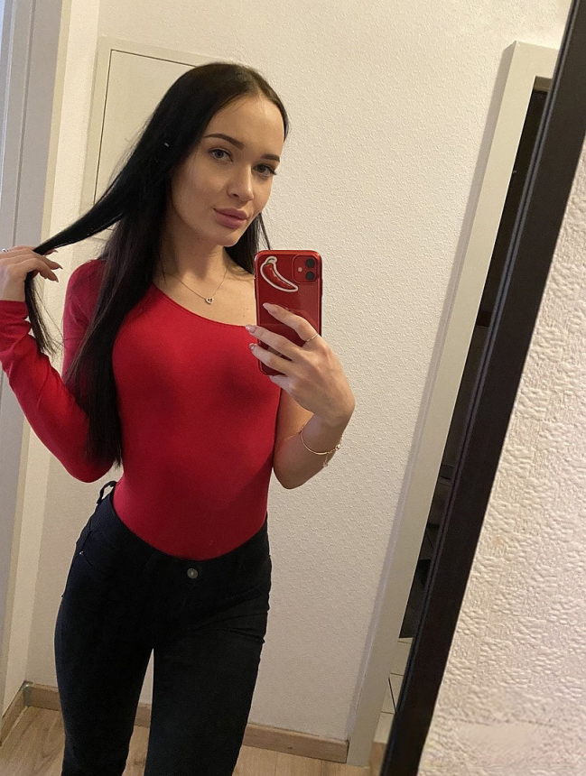 Стройная девушка делает голые селфи – фото 3