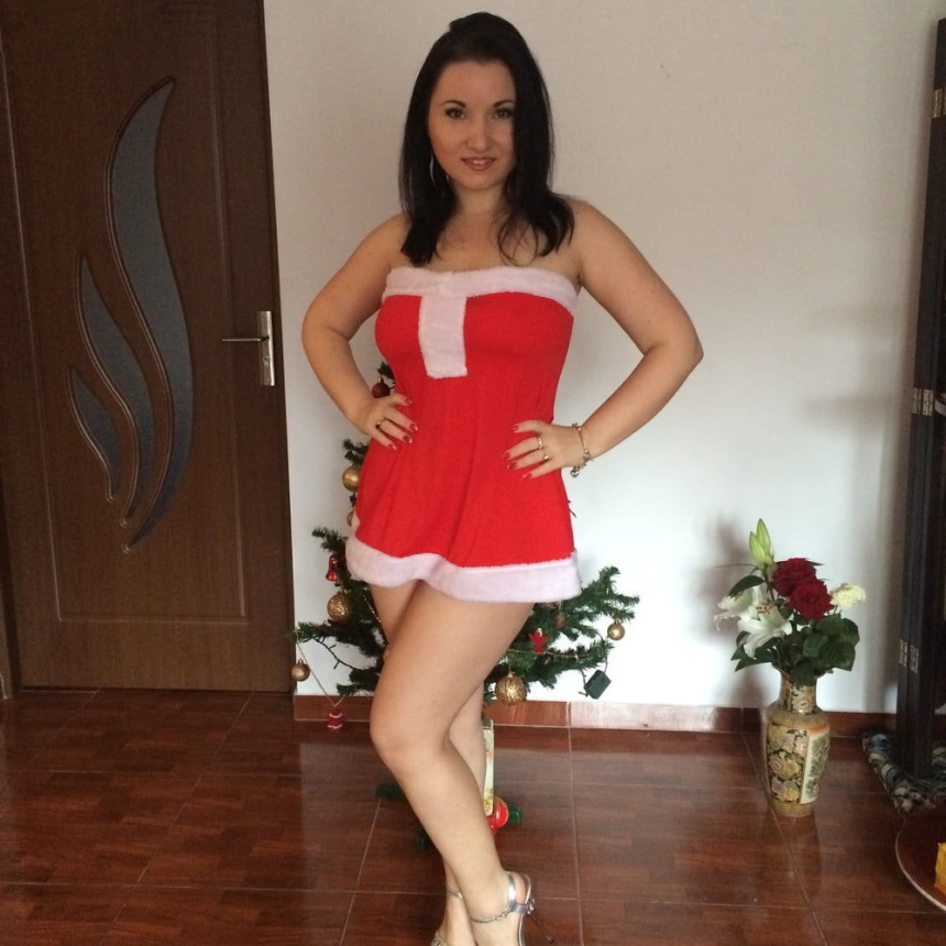 Фото Женщина в новогоднем костюме показывает стриптиз