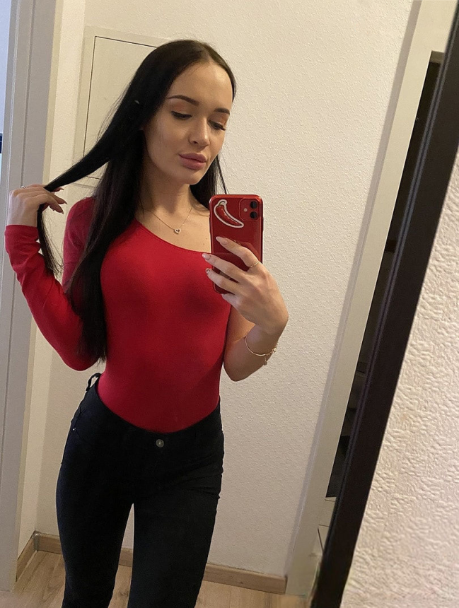 Стройная девушка делает голые селфи – фото 2