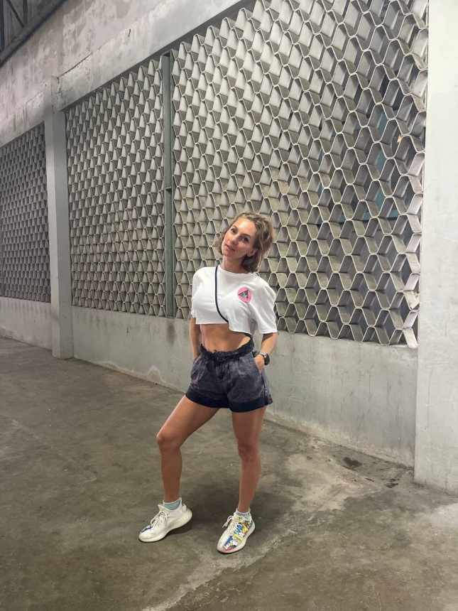 Фото Красивая стройная девушка разделась и показала свои прекрасные формы