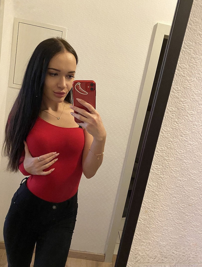 Фото Стройная девушка делает голые селфи