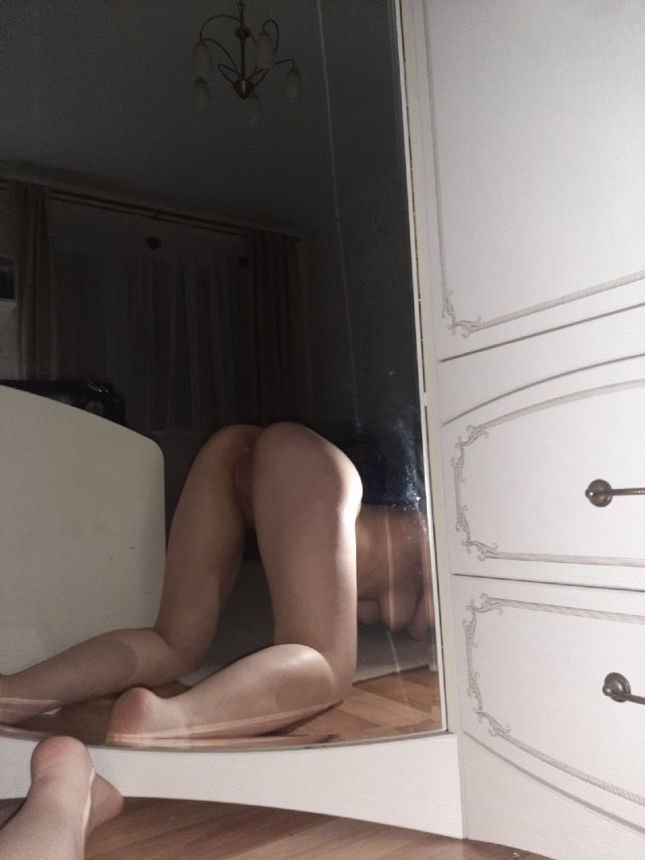 Привлекательная худенькая девушка фотографирует себя на селфи – фото 4