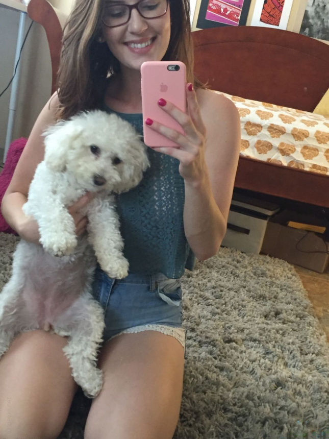 Фото Худенькая девушка фотографирует свои соблазнительные формы