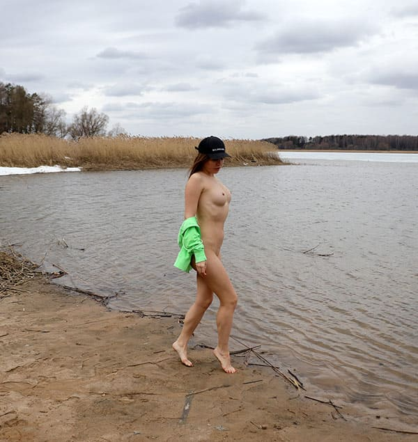 Голая красотка на берегу зимнего озера – фото 16