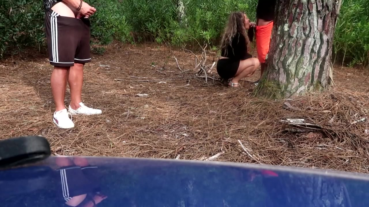 Фото Моя жена делает минет незнакомцу в общественном парке. Я наблюдаю за ними и дрочу