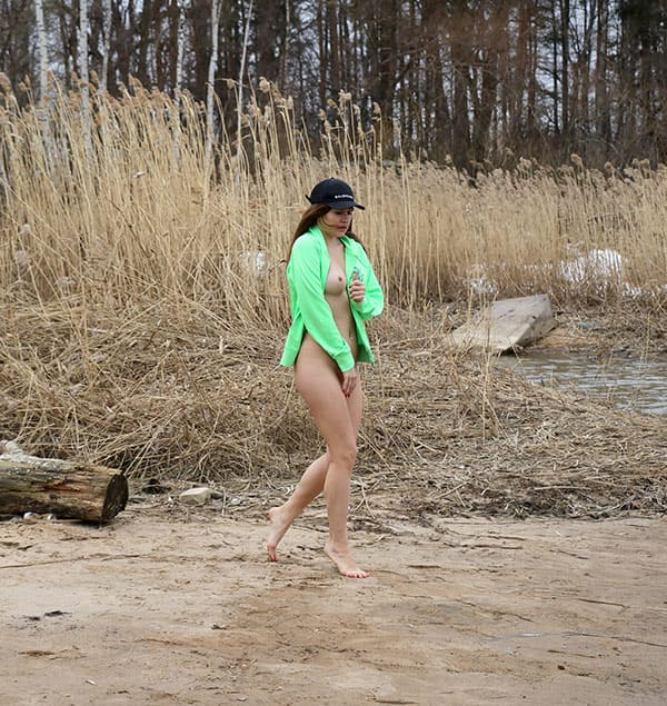 Фото Голая красотка на берегу зимнего озера