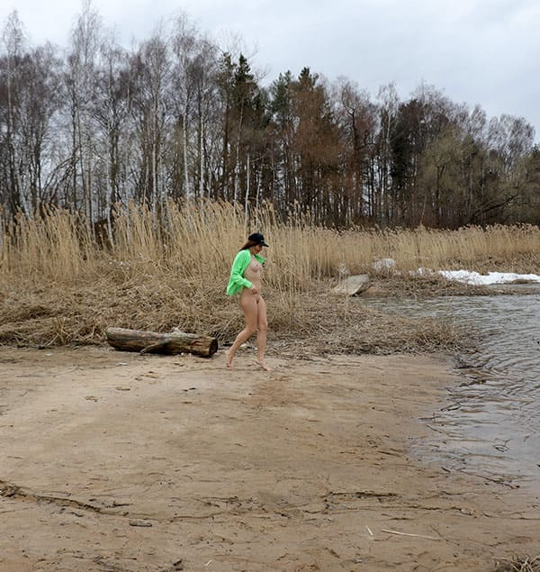 Голая красотка на берегу зимнего озера – фото 5