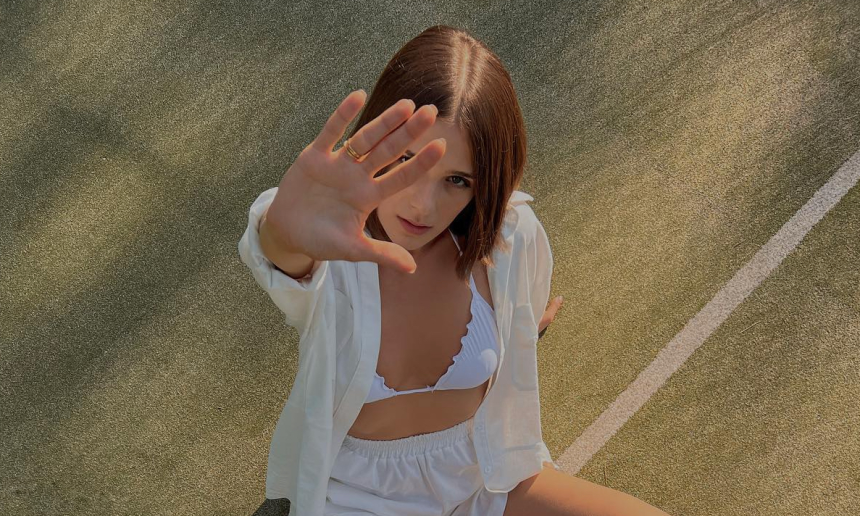 Изысканная дама показывает свои интимные снимки в сети - наслаждайтесь! – фото 2